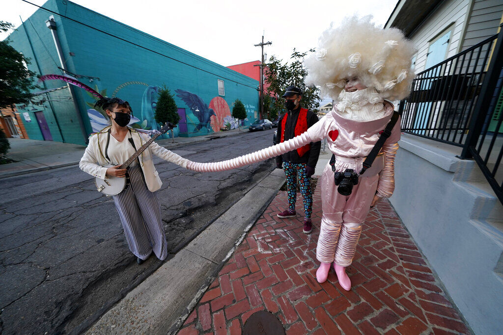 APTOPIX Virus Outbreak Mardi Gras
